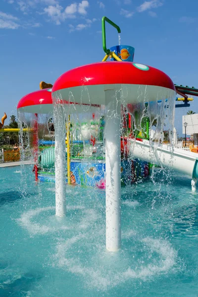 KUSADASI, TURQUIE - 21 AOÛT 2017 : Diapositives en plastique coloré en aquapark. Aire de jeux pour enfants — Photo