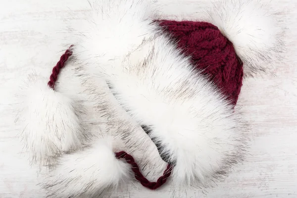 赤ニット木製白地毛皮の冬の帽子 — ストック写真