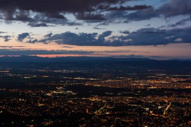 Sofya şehir gece karanlığında görüntüleyin. Görünüm Kopitoto Hill, Vitosha Mountain, Bulgaria