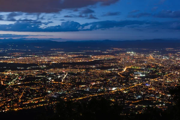 Vista a la ciudad de Sofía al atardecer. Vista desde la Colina Kopitoto, Montaña Vitosha, Bulgaria —  Fotos de Stock