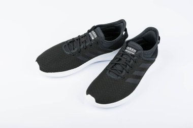 Burgas, Bulgaristan - 8 Mart 2019: Adidas bayanlar Essentials Cloudfoam Qt Flex ayakkabı siyah beyaz arka plan üzerinde