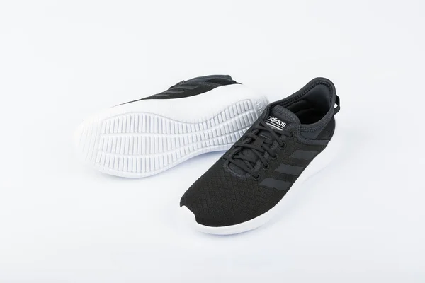 Бургас, Болгарія - 8 березня 2019: Adidas жіночий Essentials Cloudfoam Qt Flex взуття чорний на білому тлі — стокове фото