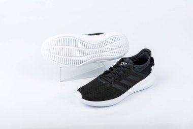 Burgas, Bulgaristan - 8 Mart 2019: Adidas bayanlar Essentials Cloudfoam Qt Flex ayakkabı siyah beyaz arka plan üzerinde