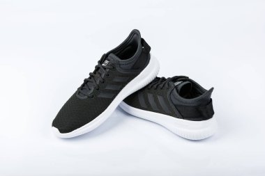 Burgas, Bulgaristan - 8 Mart 2019: Adidas bayanlar Essentials Cloudfoam Qt Flex ayakkabı siyah beyaz arka plan üzerinde