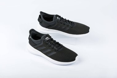 Burgas, Bulgaristan - 8 Mart 2019: Adidas bayanlar Essentials Cloudfoam Qt Flex ayakkabı siyah beyaz arka plan üzerinde