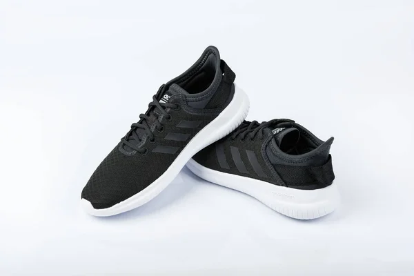 BURGAS, BULGARIA - MARCH 8, 2019: Adidas Women 's Essentials Cloudfoam QT Flex Sepatu hitam dengan latar belakang putih — Stok Foto