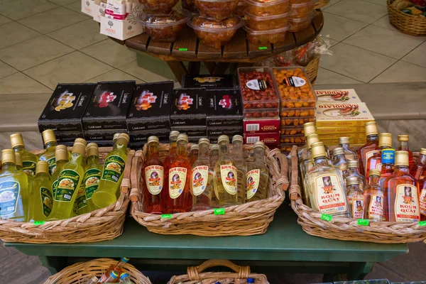 CORFU, GREECE - 7 de abril de 2018: Uma loja que vende tradicional para licor de kumquat Corfu Island e frutas kumquat. Produtos de Corfu, Grécia — Fotografia de Stock