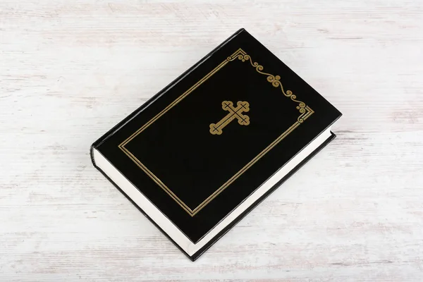 Heilige Bibel auf weißem Holzgrund. Religionsbegriff und Glaube — Stockfoto