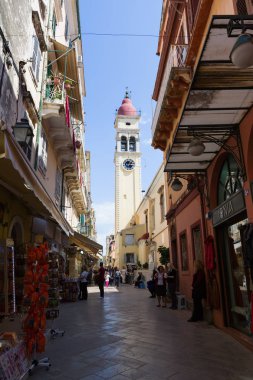 Corfu, Yunanistan - 7 Nisan 2018: Korfu kasaba, Corfu Island, Yunanistan dar sokaklarında. Saint Spyridon Kilisesi'nin çan kulesi