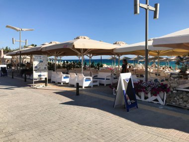 Halkidiki, Nikiti, Yunanistan - 29 Mayıs 2019: Nikiti plajı boyunca güzel cereyan eden restoran ve barlar, Sithonia yarımadası, Chalkidiki, Orta Makedonya, Yunanistan