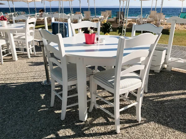 Restoranlar ve barlar güzel Nikiti, Sithonia yarımadası, Chalkidiki, Orta Makedonya, Yunanistan plajı boyunca düzenlenmiş — Stok fotoğraf