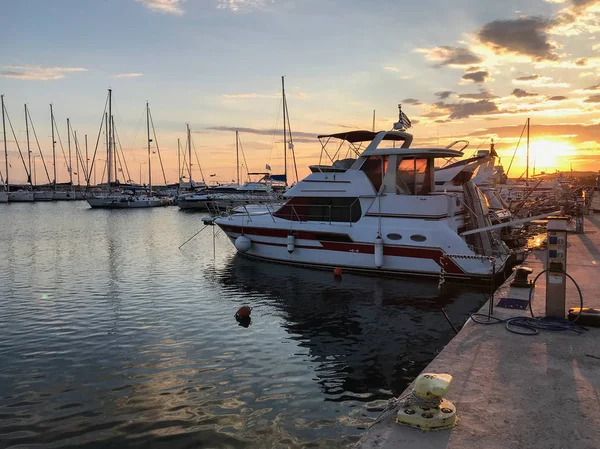 Vista del puerto de Nikiti en suset, península de Sithonia, Chalkidiki, Macedonia Central, Grecia — Foto de Stock