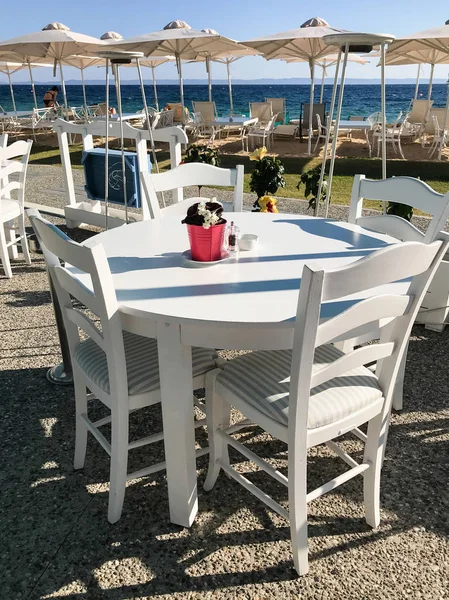 Restoranlar ve barlar güzel Nikiti, Sithonia yarımadası, Chalkidiki, Orta Makedonya, Yunanistan plajı boyunca düzenlenmiş — Stok fotoğraf