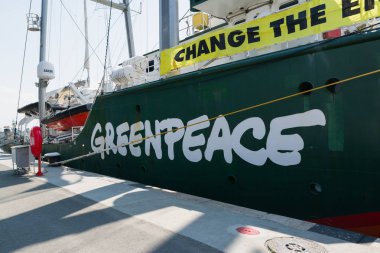 Burgas, Bulgaristan-7 Haziran 2019: Burgaz Limanı 'nda Greenpeace gökkuşağı savaşçısı yelken gemisi, Bulgaristan. Greenpeace, 39 ' den fazla ülkede ofisler olan bir sivil toplum çevre kuruluşudur