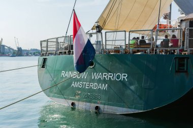 Burgas, Bulgaristan-7 Haziran 2019: Burgaz Limanı 'nda Greenpeace gökkuşağı savaşçısı yelken gemisi, Bulgaristan. Greenpeace, 39 ' den fazla ülkede ofisler olan bir sivil toplum çevre kuruluşudur
