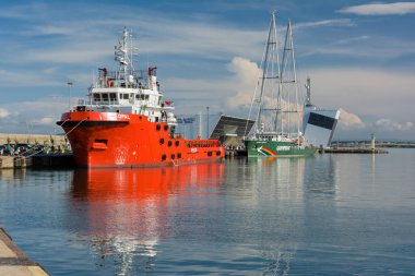 BURGAS, BULGARIA - 9 Haziran 2019: Greenpeace Gökkuşağı Savaşçısı yelkenli gemisi ve Bulgaristan 'ın Burgaz limanında Opal Valletta Offshore Tedarik Gemisi.