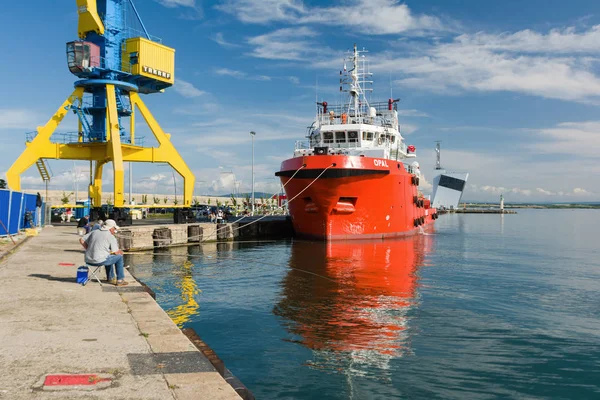 保加利亚布尔加斯 - 2019年6月9日：保加利亚布尔加斯港奥帕尔瓦莱塔海上补给船 — 图库照片