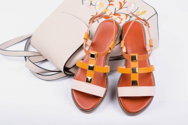 Şık Kadın sandalet ve beyaz arka plan üzerinde sırt çantası