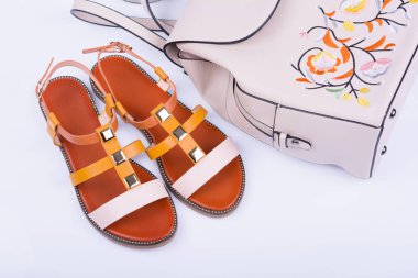 Şık Kadın sandalet ve beyaz arka plan üzerinde sırt çantası