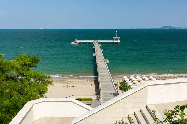 Beautiful Black Sea landscape from Burgas, Bulgaria. Summer seascape of Burgas bay. View of Burgas bridge. Umbrellas and sunbeds on the beach — Stock Photo, Image