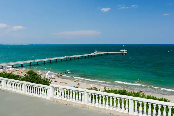 Beautiful Black Sea landscape from Burgas, Bulgaria. Summer seascape of Burgas bay. View of Burgas bridge. Umbrellas and sunbeds on the beach — Stock Photo, Image