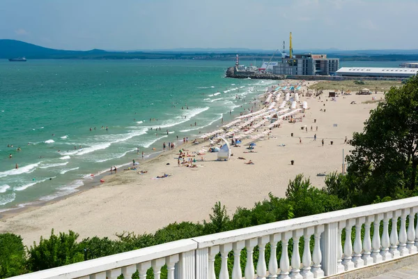 Beautiful Black Sea landscape from Burgas, Bulgaria. Summer seascape of Burgas bay. Umbrellas and sunbeds on the beach — Stock Photo, Image