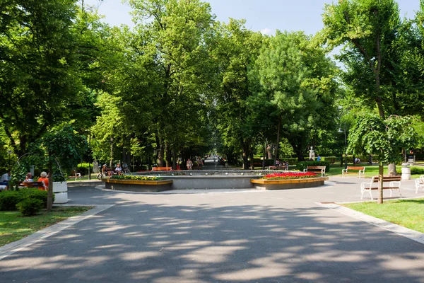 BURGAS, BULGARIA - 6 de julio de 2019: Burgas Sea Garden en verano. Fuente en el parque — Foto de Stock