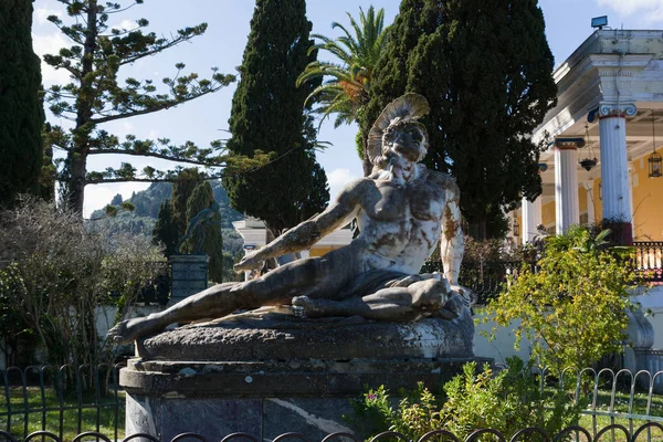 Escultura del Aquiles moribundo en el jardín del palacio de Achilleion en la isla de Corfu, Grecia, construida por la emperatriz de Austria Isabel de Baviera, también conocida como Sisi — Foto de Stock