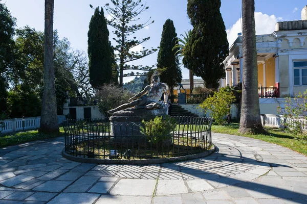 Korfu Adası Achilleion sarayının bahçesinde Ölen Aşil Heykeli, Yunanistan, Avusturya İmparatoriçesi Tarafından inşa Edilen Bavyera Elisabeth, Ayrıca Sisi olarak bilinen — Stok fotoğraf