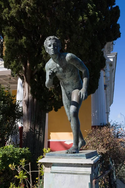 En staty av löpare i trädgården av Achilleion Palace på Korfu, Grekland, byggd av kejsarinna av Österrike Elisabeth av Bayern, även känd som Sisi — Stockfoto