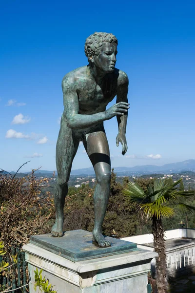 En staty av löpare i trädgården av Achilleion Palace på Korfu, Grekland, byggd av kejsarinna av Österrike Elisabeth av Bayern, även känd som Sisi — Stockfoto