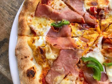 Jambon, pastırma, domates, soğan yumurta ve biber ile Pizza