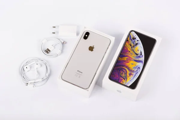 Burgas, Bułgaria-8 listopada 2018: Apple iPhone XS Max srebrny na białym tle, widok z tyłu. Ładowarka, EarPods i akcesoria do adapterów — Zdjęcie stockowe