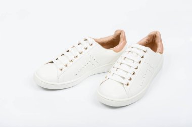 Kadın spor deri ayakkabı beyaz arka plan üzerinde