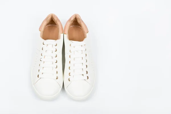 Женская спортивная кожаная обувь на белом фоне — стоковое фото