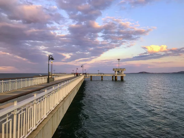 Lever de soleil coloré sur le pont maritime dans la baie de Burgas, en Bulgarie. Mer Noire paysage — Photo