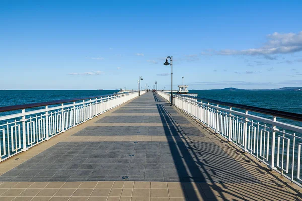 Ciel bleu et pont à la mer Noire dans la baie de Burgas, Bulgarie — Photo