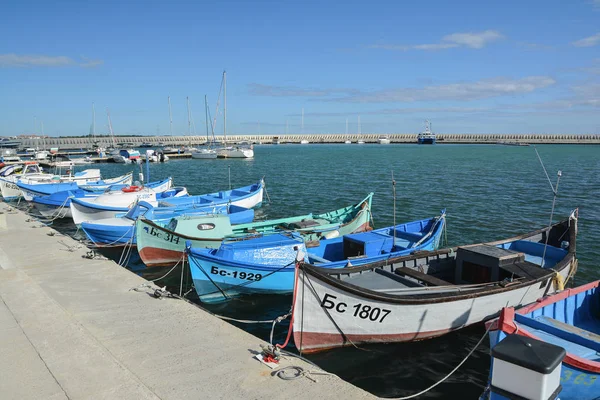 BURGAS, BULGARIE - 9 OCTOBRE 2019 : Bateaux et yachts dans le port de pêche de Sarafovo près de Burgas, Bulgarie — Photo