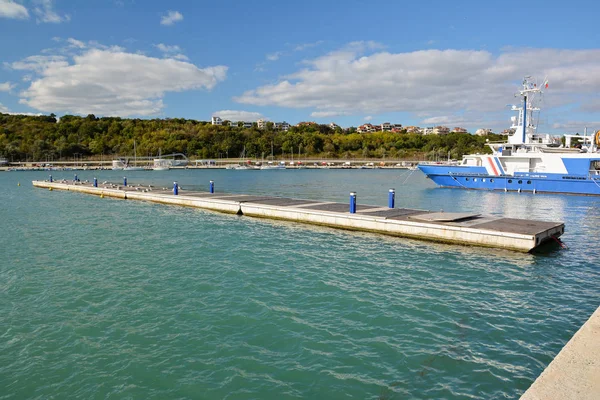 Barcos y yates en el puerto pesquero de Sarafovo cerca de Burgas, Bulgaria — Foto de Stock