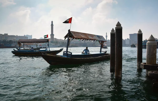 Dubai, Birleşik Arap Emirlikleri - 7 Aralık 2016: Geleneksel su taksi tekneleriyle Dubai Creek manzarası. Dubai Körfezi, Uae