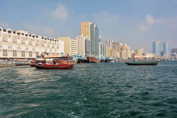 DUBAI, UNITED ARAB EMIRATES - DECEMBER 7, 2016: View of Dubai Creek with traditional water taxi boats. Gulf of Dubai, UAE — Stock Photo, Image