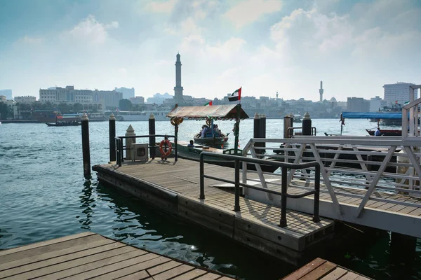 Dubai, vereinigte arabische Emirate - 7. Dezember 2016: Blick auf dubai creek mit traditionellen Wassertaxi-Booten. Golf von Dubai, uae — Stockfoto