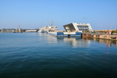 Burgaz, Bulgaristan - 27 Ekim 2019: Güverte Kargo Gemileri Topaz Tobol, Topaz Amur ve Topaz Ruza Burgaz limanında. Topaz Enerji ve Denizcilik önde gelen uluslararası bir açık deniz destek gemisi şirketi.