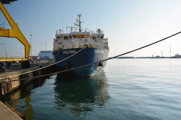 保加利亚布尔加斯（英语：Burgas, Bulgaria）- 2019年10月27日：在布尔加斯港的甲板货船Topaz Tobol 。 Topaz Energy and Marine是一家领先的国际海上支持船公司 — 图库照片
