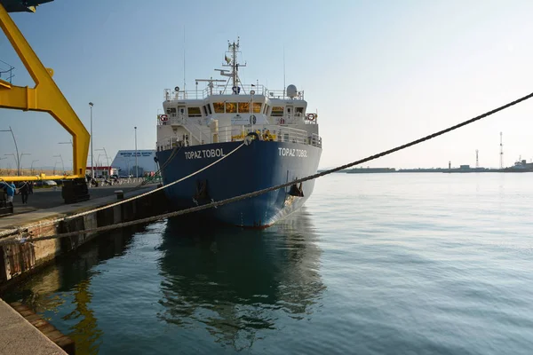 Burgas, bulgaria - 27. oktober 2019: deckenfrachtschiffe topaz tobol im burgas hafen. topaz energy and marine ist ein führendes internationales Offshore-Supportschiff-Unternehmen — Stockfoto