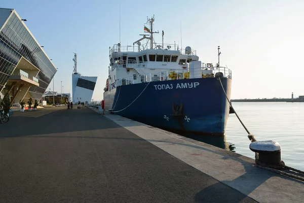 Burgas, bulgarien - 27. oktober 2019: deckenfrachter topaz amur im hafen von burgas. topaz energy and marine ist ein führendes internationales Offshore-Supportschiff-Unternehmen — Stockfoto