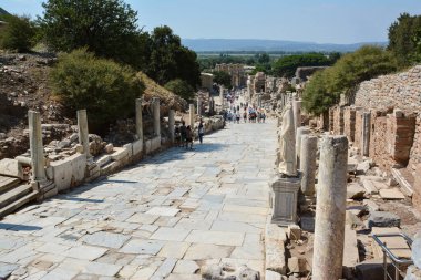 EPHESUS, TURKEY - 16 Ağustos 2017: Ephesus antik kenti, Selcuk, Türkiye 'de Curetes Caddesi. Herkül Kapısı.