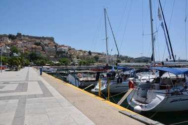 KAVALA, GREECE- 31 Mayıs 2016: Yunanistan 'ın Kavala limanında balıkçı tekneleri. Tekneler ve yatlar için rıhtım.