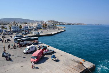 PAROS, GREECE, SEPTEMBER 17 Eylül 2016: Yunanistan 'ın Paros limanındaki gemiden yolcular ve arabalar indi. Paros, her yıl çok fazla turistin ziyaret ettiği güzel bir Cycladic adası..