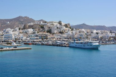NAXOS, GREECE - 17 Eylül 2016: Yunanistan Naxos Adası 'na deniz manzaralı. Naxos Limanı. Naxos, her yıl birçok turistin ziyaret ettiği güzel bir Cycladic adasıdır..